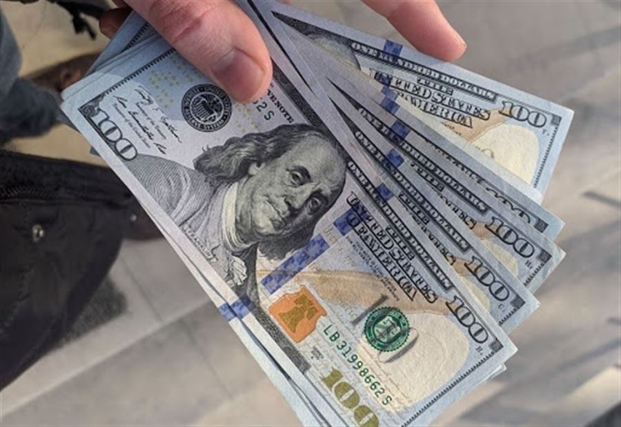 خبير اقتصادي: تصريحات السياسيين العراقيين والمضاربة وراء ارتفاع سعر الدولار