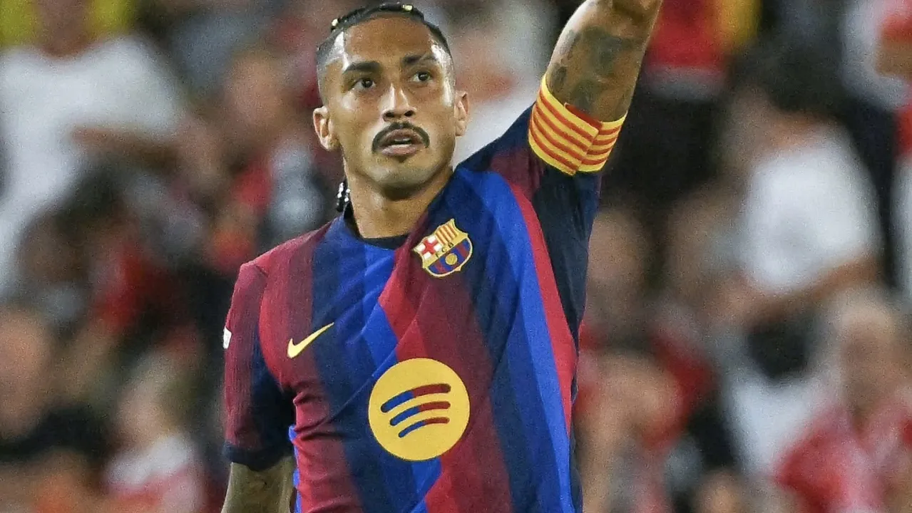 رافينيا يقود برشلونة للفوز على إشبيلية بثلاثية في الليغا