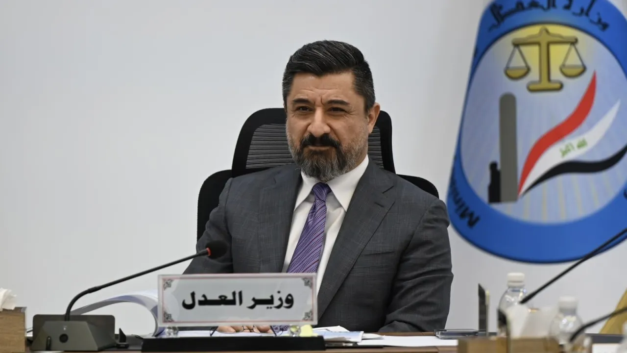 وزير العدل يوجه بسرعة نقل أحد النزلاء ومتابعة حالته الصحية بعد مناشدة ذويه