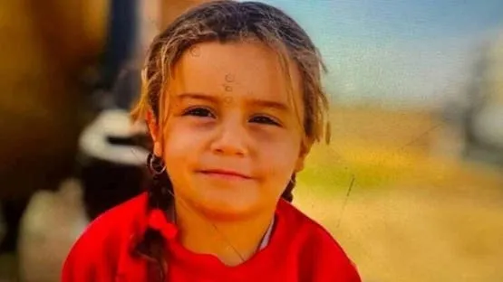 مشاهد أبكت العراقيين.. الطفلة هاجر تلهو بالطين داخل بئر نينوى