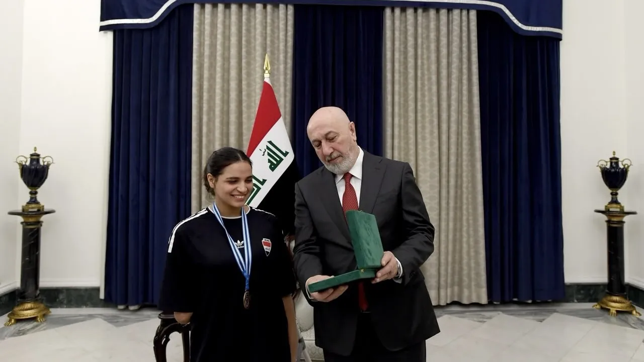 رئيس الجمهورية يستقبل البطلة البارالمبية نجلة عماد ويشيد بإنجازاتها الدولية