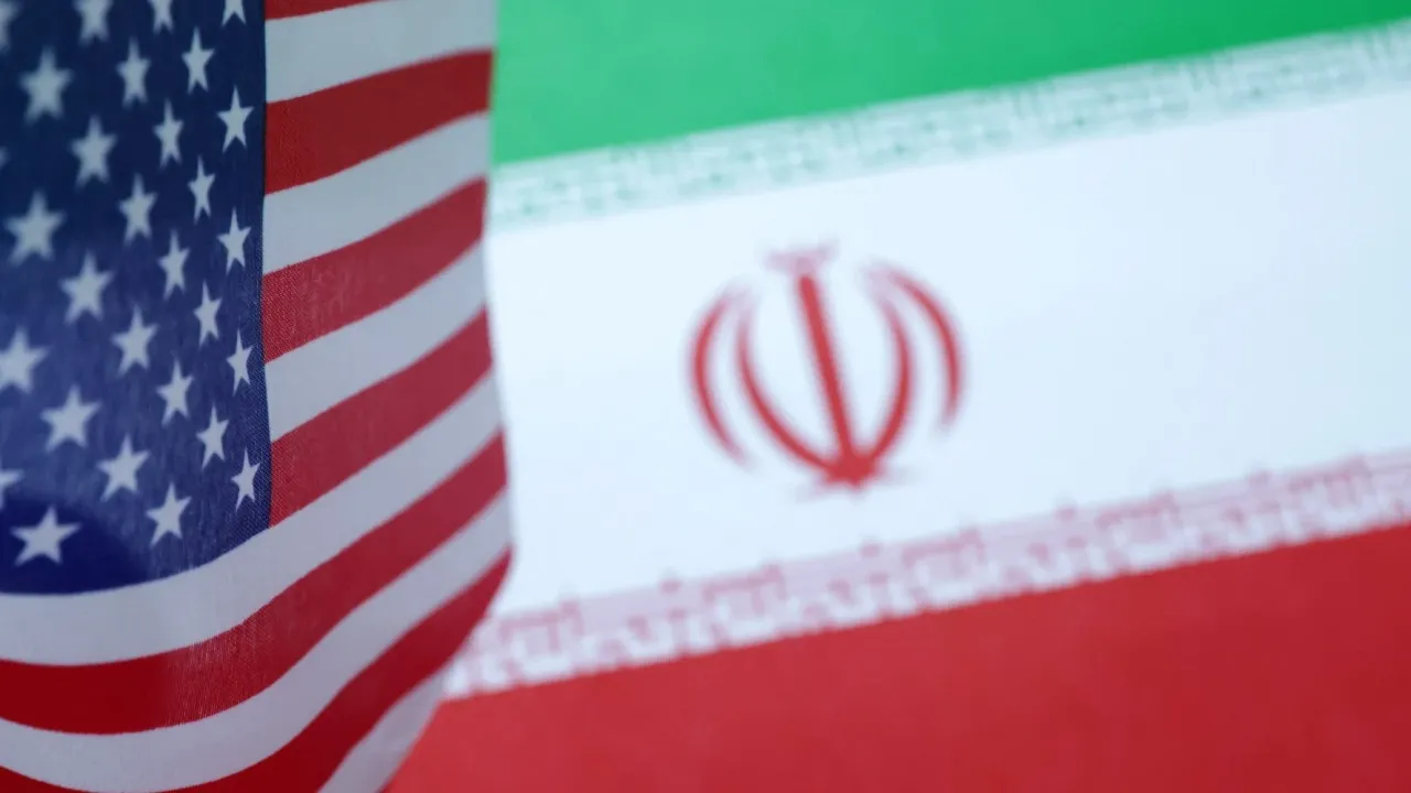 فانس يحذر طهران من تهديد الملاحة ويشدد على تقويض برنامجها النووي