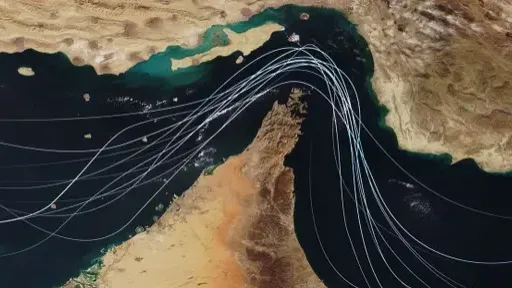 داتاکان: 9 کەشتی لە مضیق هەرەمز و 26 لە باب المندب — یەکێک بارەی نەفتی عێراقی بوو