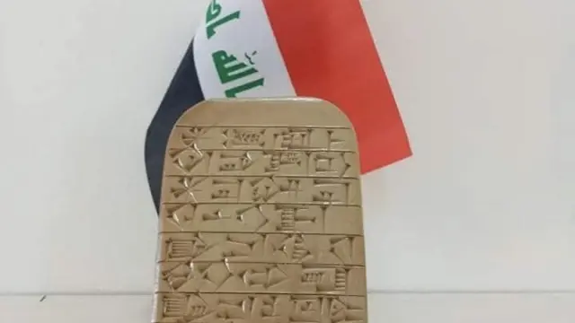 نحات من السماوة يحوّل الطين إلى حكايات تستلهم حضارة العراق