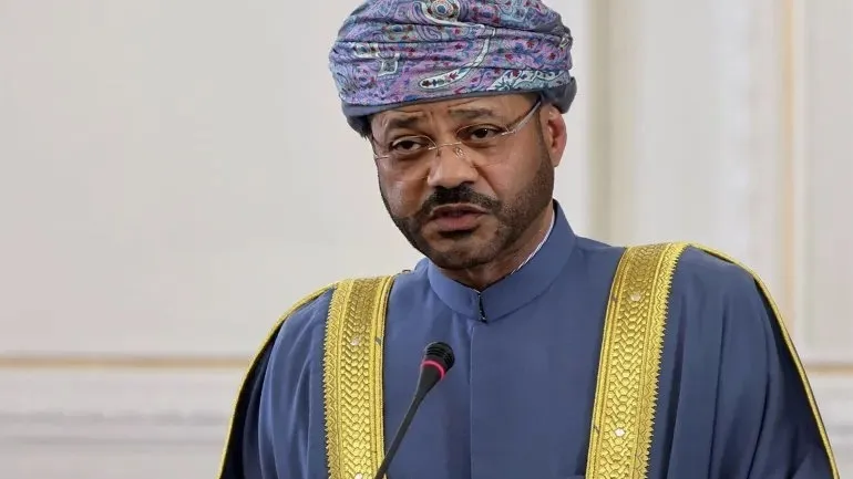 وزير الخارجية العُماني نؤكد التزامنا بمواصلة جهود حماية الملاحة في مضيق هرمز