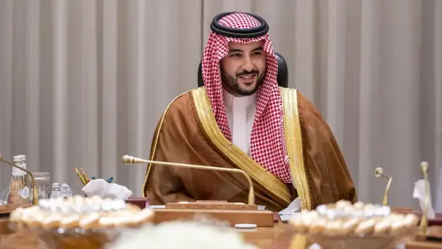 الأمير خالد بن سلمان يوجه دعوة للشيخ منصور بن زايد لزيارة السعودية غداً