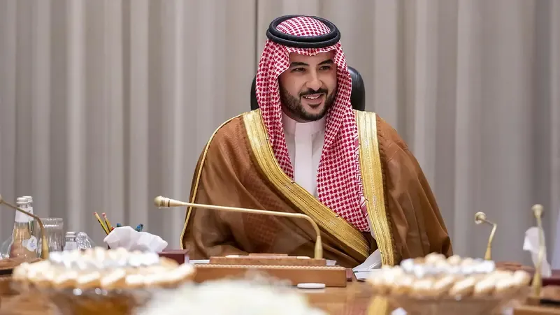 الأمير خالد بن سلمان يوجه دعوة للشيخ منصور بن زايد لزيارة السعودية غداً