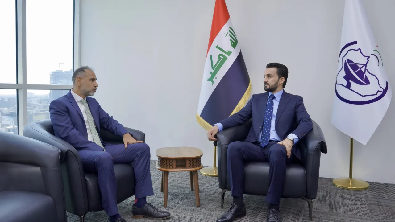 وزير الاتصالات والسفير البريطاني يبحثان تعزيز الشراكات الثنائية بمجالات التحول الرقمي