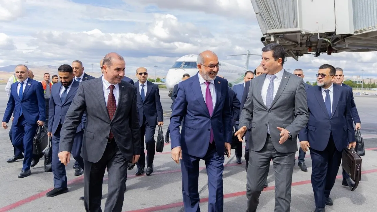 وزير النفط يصل أنقرة لبحث التعاون في مجالات النفط والغاز والطاقة