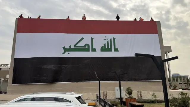 بمساحة 300 متر مربع بلدية المنصور تزين مبناها بأكبر علم عراقي