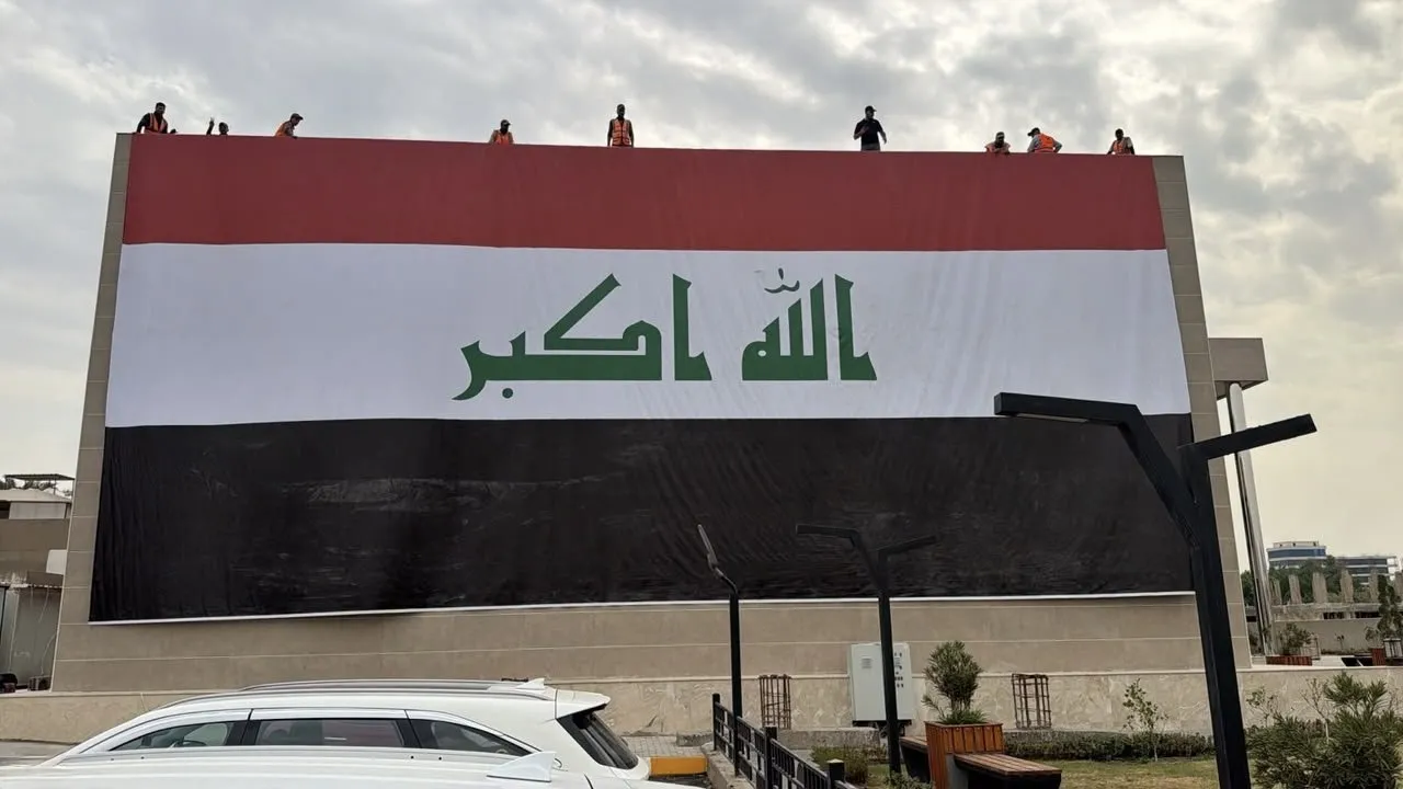 بمساحة 300 متر مربع بلدية المنصور تزين مبناها بأكبر علم عراقي