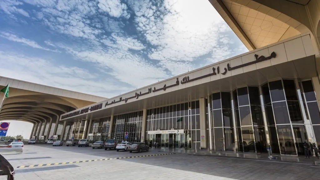 السعودية توقف العمليات الجوية بمطار الملك فهد في الدمام بالمنطقة الشرقية