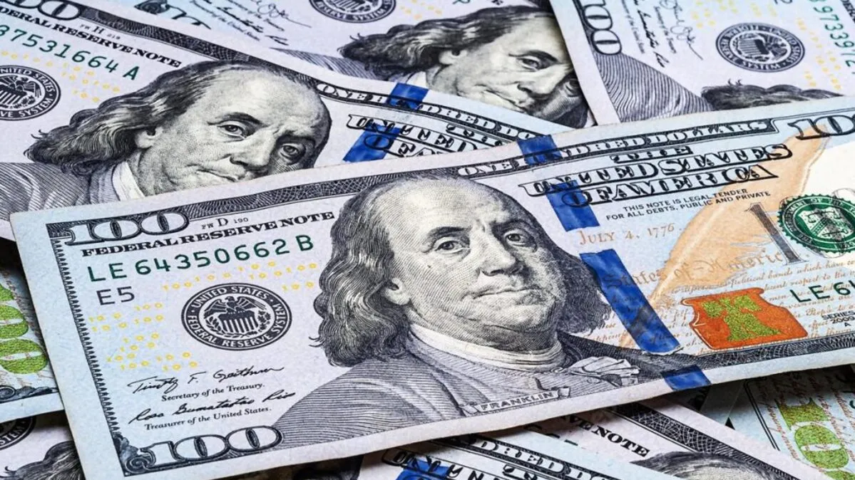 Dollar in Iraq's Parallel Market Tops 160,000 Dinars per 100 Dollars as Gap with Official Rate Raises Fears