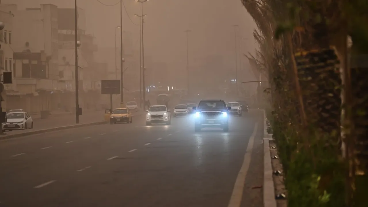المرور تحذر السائقين من الغبار وانخفاض مدى الرؤية وتدعو إلى توخي الحذر