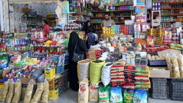 إمام وخطيبان يدعوان الحكومة لمراجعة قرار تعديل سعر الصرف ويقترحان صرف الرواتب بالدولار