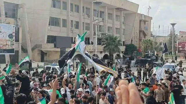 آلاف يتظاهرون في الحسكة للمطالبة ببسط سيادة الدولة على كامل المحافظة