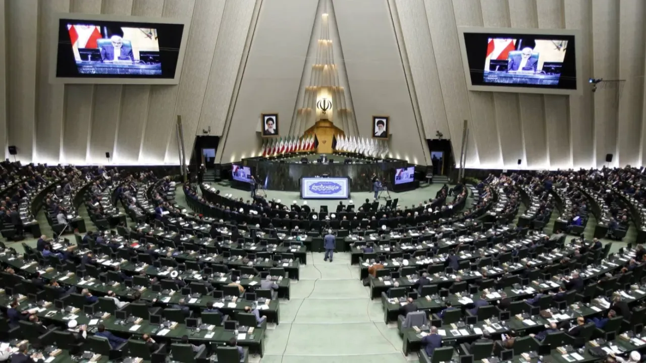 البرلمان الإيراني يقرر تصويتًا إلكترونيًا لمنح الثقة لمرشح وزارة الدفاع مهرداد أخلاقي