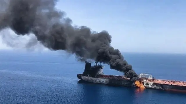 الحرس الثوري: انفجار ناقلة نفط عملاقة بعد اصطدامها بلغم في مضيق هرمز