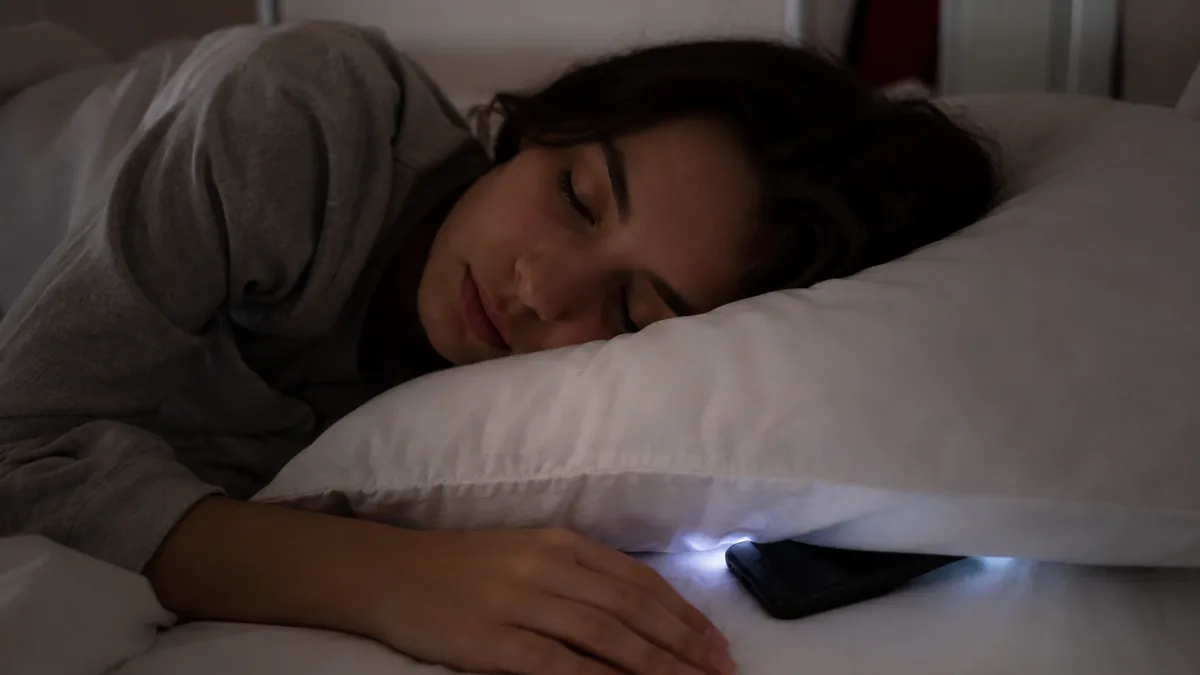 Neurologist warns: every 15° head tilt doubles neck pressure — avoid using phones in bed