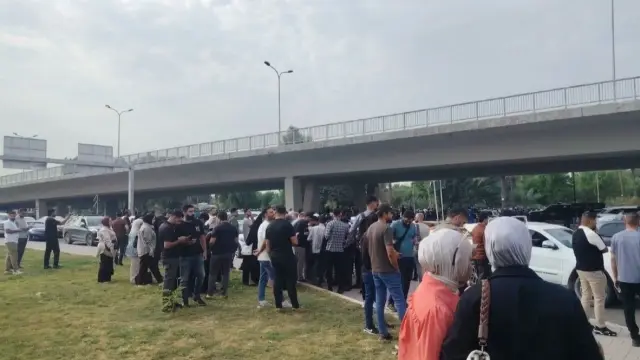 متظاهرون يغلقون مدخل المنطقة الخضراء قرب الجسر المعلق ويطالبون بإدراج حقوق حملة الشهادات في موازنة 2027