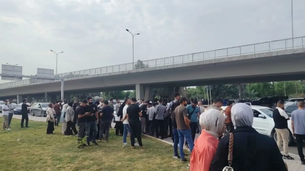 Protestierende schließen Eingang zur Grünen Zone nahe Hängebrücke und fordern Aufnahme der Rechte von Hochschulabsolventen in Haushalt 2027