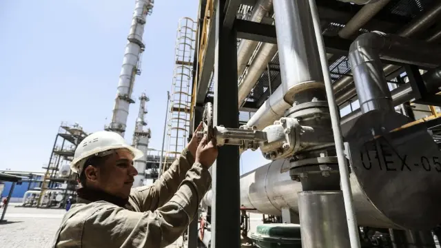 النفط: صادرات العراق تقارب 2.7 مليون برميل يومياً وخطط لرفعها عبر المنافذ الشمالية والجنوبية