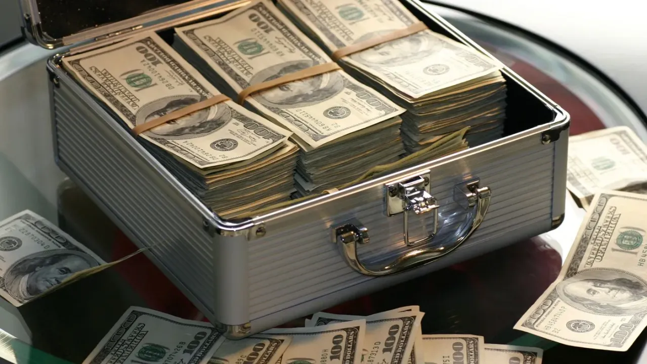سعر الدولار اليوم في بغداد وأربيل الخميس يستقر قرب 167 ألفاً والذهب يرتفع طفيفاً