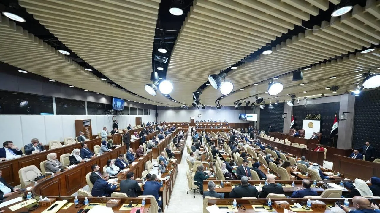 عاجل.. البرلمان يفتتح جلسة التصويت على استكمال كابينة الزيدي بحضور 261 نائباً