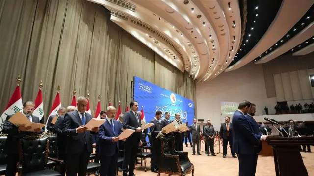نواب رئيس الوزراء والوزراء الجدد يؤدون اليمين الدستورية في البرلمان
