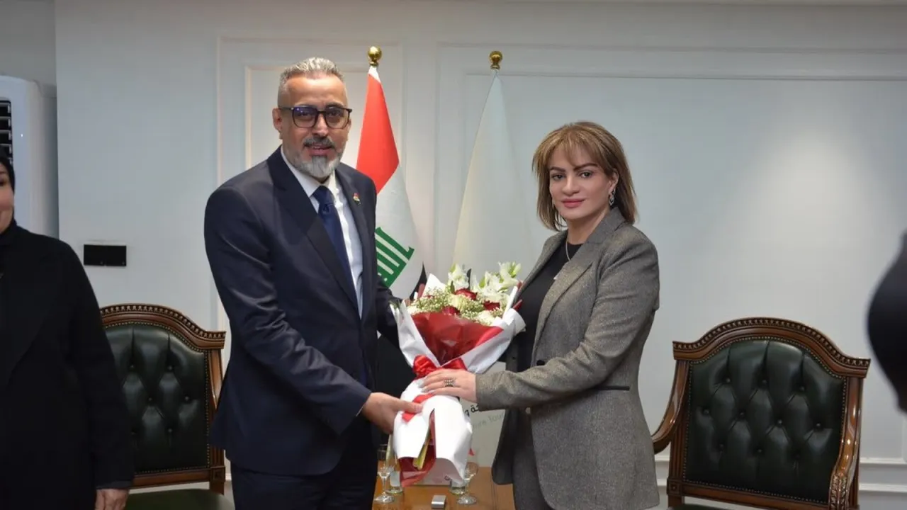 الدخيلي يتسلم وزارة السياحة والآثار رسمياً من سروة عبد الواحد