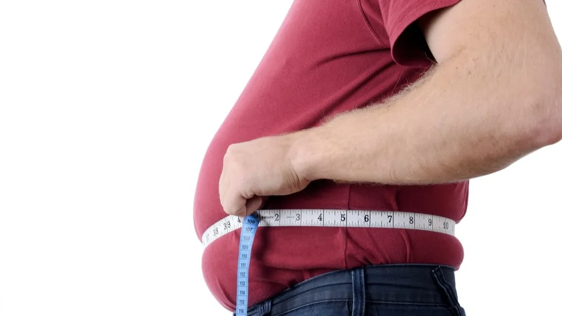 أخصائية جراحة تجميل: الحميات والتمارين لا تضمن بطنًا مسطحًا والعلاج يعتمد على السبب