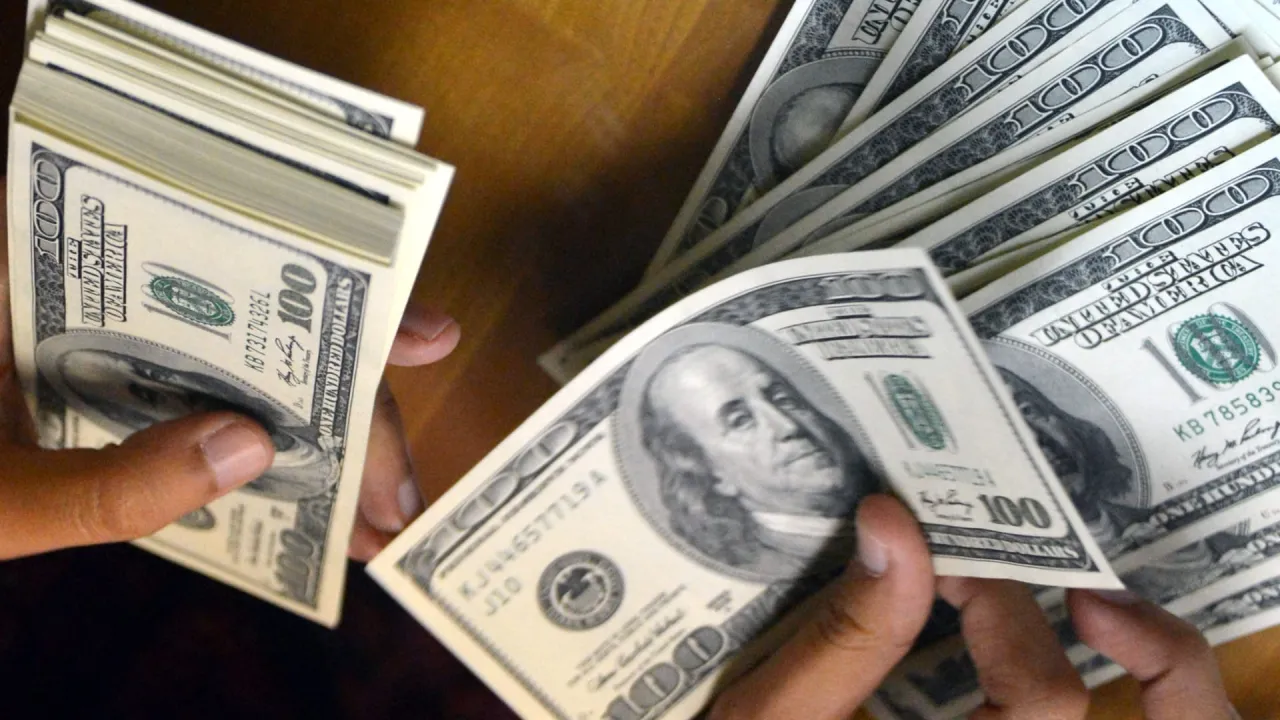 ارتفاع أسعار الدولار في بغداد إلى 168500 دينار ومكاسب في أربيل