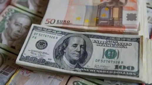 تذبذب الدولار مع انتعاش شهية المخاطرة وسط مخاوف سياسية أوروبية