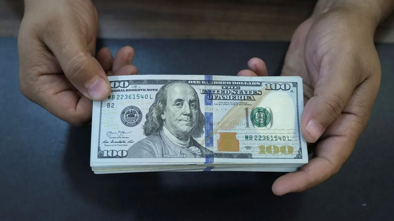 تراجع طفيف في سعر الدولار عند افتتاح التداولات ببغداد وأربيل