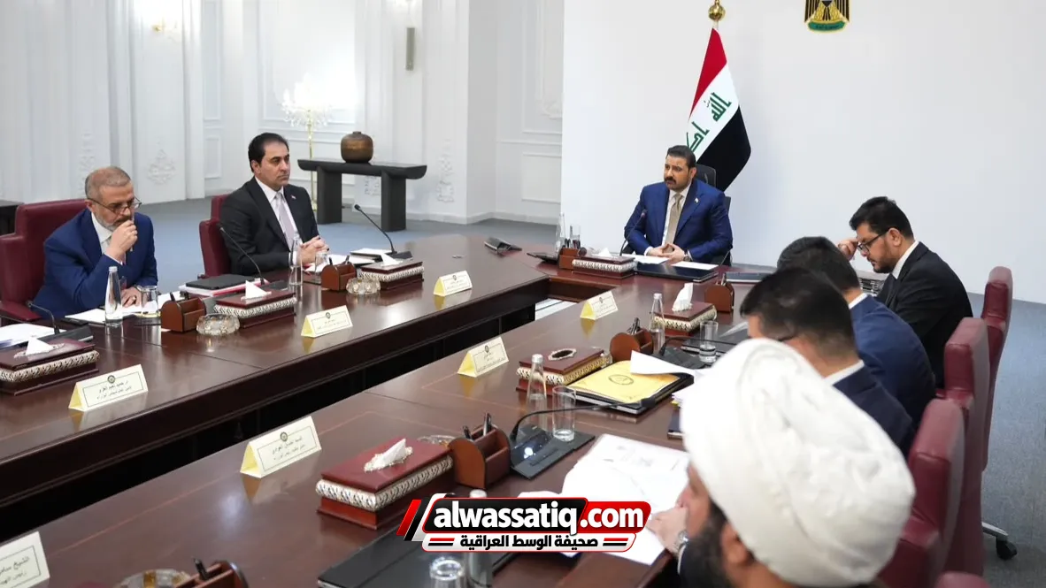 الزيدي يأمر بتثبيت فئة جديدة وملاحقة الأموال المهربة خلال جلسة رؤساء الهيئات