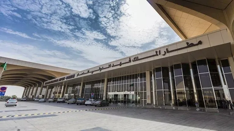 الطيران المدني السعودي يعلن ارتفاع وفيات استهداف مطار الملك فهد إلى اثنتين