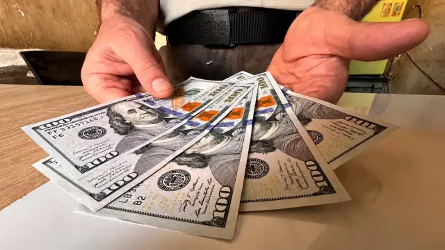 انخفاض سعر صرف الدولار صباح السبت في بغداد وأربيل