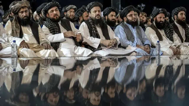 إسلام آباد ترفض اتهامات زلماي خليل زاد بتسليح عناصر أفغانية وتستند إلى تقارير أممية