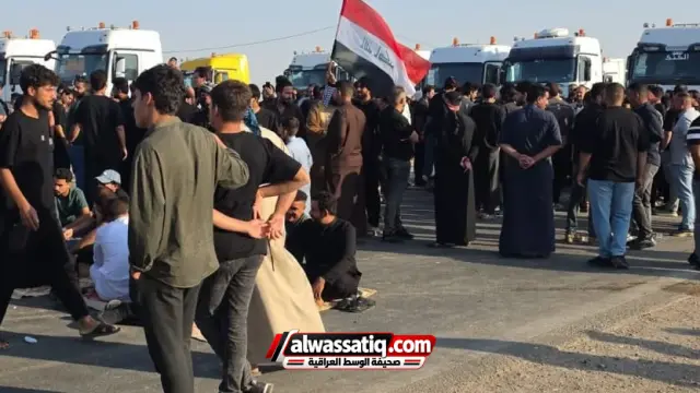 محتجون يغلقون طريق الشركات في ميسان احتجاجاً على إغلاق منفذ الشيب
