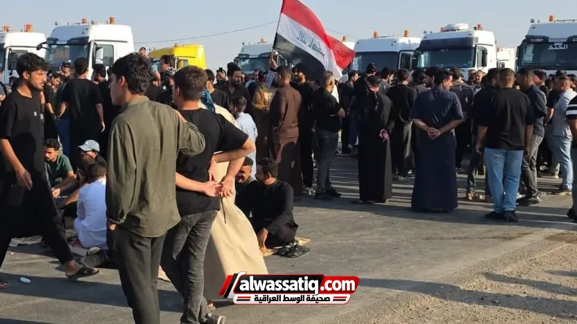 محتجون يغلقون طريق الشركات في ميسان احتجاجاً على إغلاق منفذ الشيب