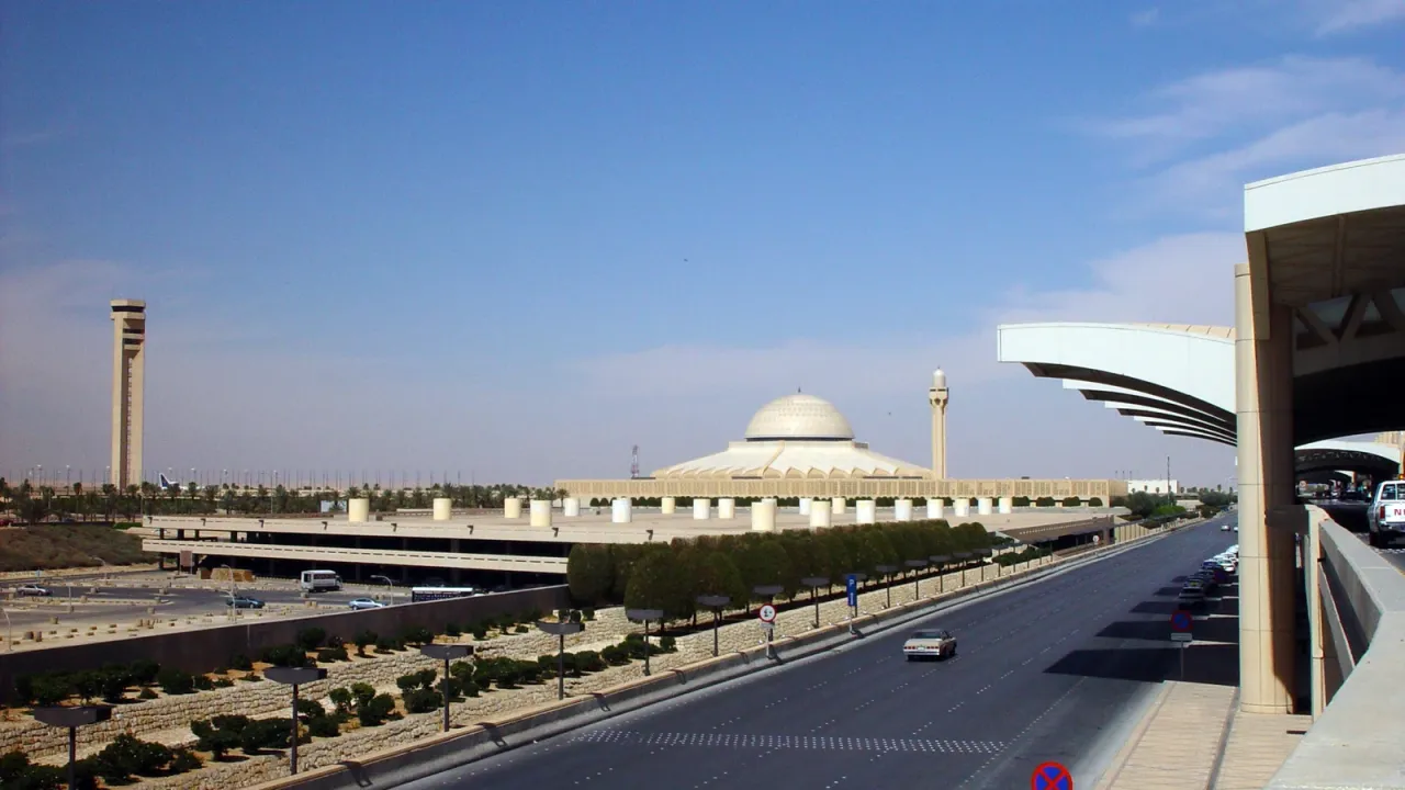 Los hutíes anuncian ataque al aeropuerto Rey Khalid en Riad y a bases en Khamis Mushait y Jazan