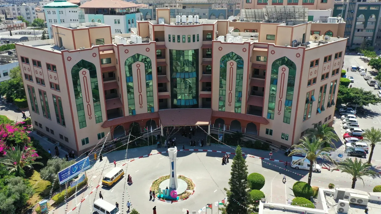 Mueren 3 empleados y 8 estudiantes resultan heridos en ataque israelí al campus de la Universidad Islámica en Gaza