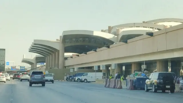 الحوثيون يعلنون استهداف محطات ضخ خط شرق غرب النفطي ومطار الرياض بعد يوم من استئناف الرحلات
