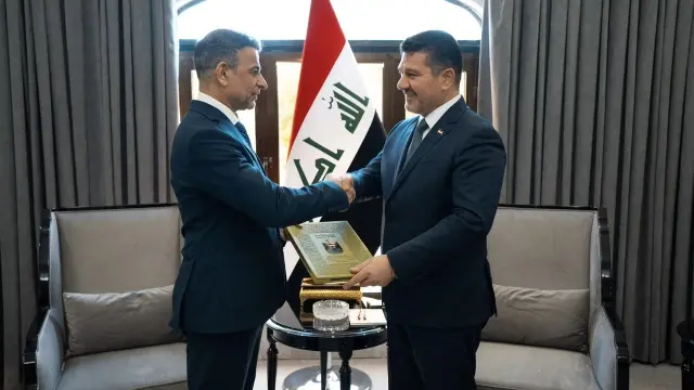 رشاد خلف هاشم يتسلم مهام مدير مكتب رئيس مجلس الوزراء خلال مراسم رسمية