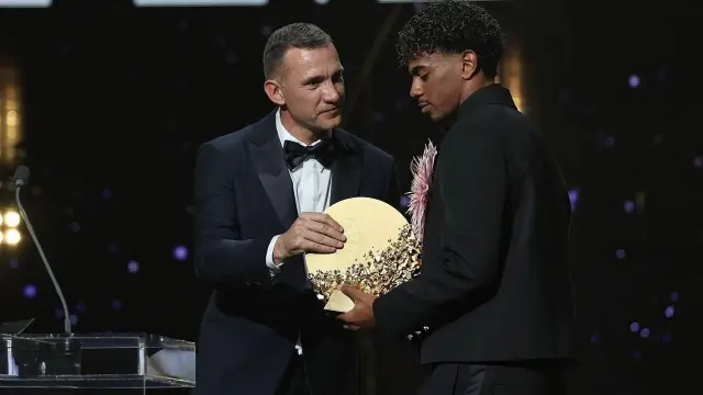 لاعب برشلونة لامين يامال يحصد جائزة كوبا لأفضل لاعب تحت 21