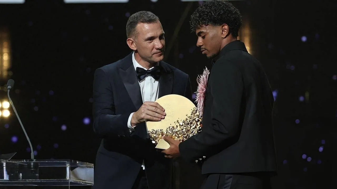 لاعب برشلونة لامين يامال يحصد جائزة كوبا لأفضل لاعب تحت 21