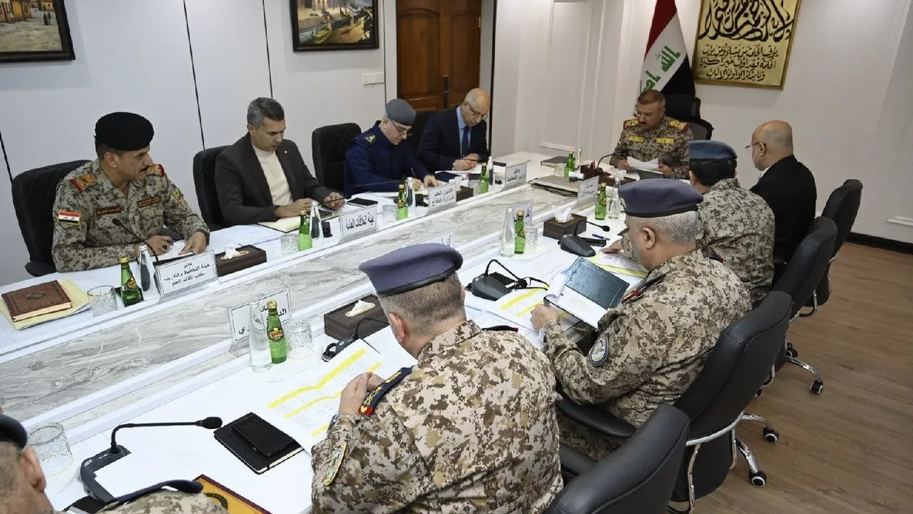 الشمري يرأس اجتماعاً لرفع جاهزية القوات المسلحة ويؤكد تنفيذ الخطط التطويرية