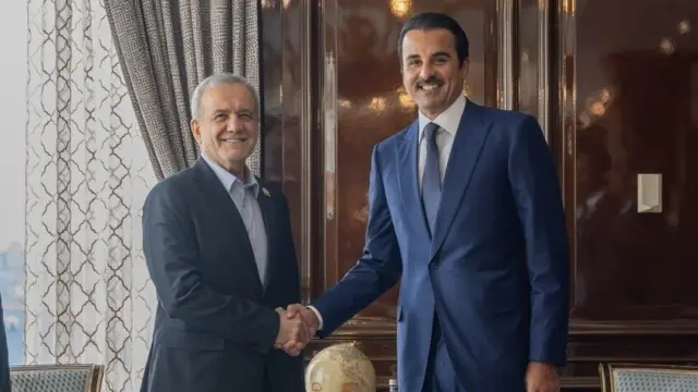 أمير قطر يلتقي الرئيس الإيراني بموسكو لبحث ملف الطاقة ومضيق هرمز