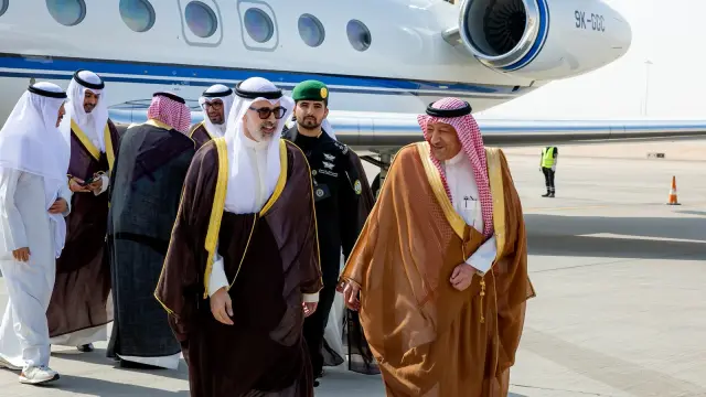 وزير خارجية الكويت يصل الرياض في زيارة رسمية وسط مشاورات سعودية لاحتواء التصعيد