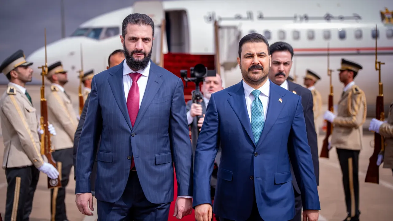 الشرع يستقبل الزيدي في مطار دمشق الدولي بمراسم رسمية ومباحثات واجتماع موسع لوفدي البلدين